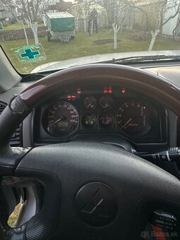 Mitsubushi pajero SUV - 11
