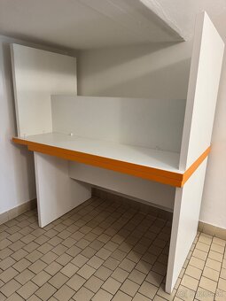 Prodán dva kancelářské stoly a věšák na zeď. - 11