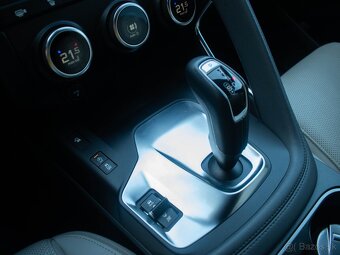 Jaguar E-Pace 2.0 I4 180k R-Dynamic Base AWD A/T  - virtual - 11