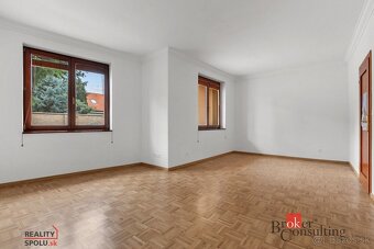 8-izbový RD, BAZÉN, DVOJGARÁŽ - VHODNÝ AJ AKO SÍDLO FIRMY - 11