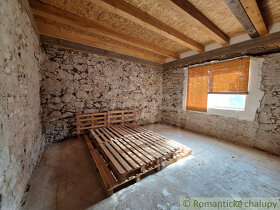 Priestranný dom v rekonštrukcii v krásnej dedinke Kameni - 11