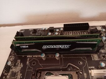 Zakladna Doska s RAM kartamy a Procesorom - 11