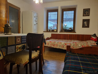 RODINNÝ a HOSŤOVSKÝ DOM,STODOLA a POZEMOK 2924m2 HRÁDOK-NMNV - 11