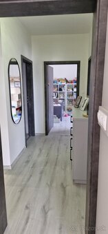 Plne zariadený 3-izbovy byt v Europalace - 11