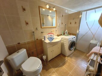 Rodinný dom 4 izb,  2 kuchyne, 2 kúpelne, 260m2, pozemok 936 - 11