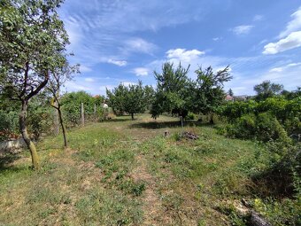 RD v HLOHOVCI - tichá lokalita, rovinatý pozemok - 11