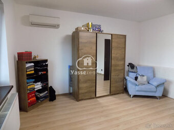 Dom s 2 apartmánmi a pozemkami na stavbu domu v Štúrove   . - 11
