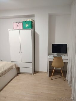 Svetlý, vzdušný a šikovne riešený tehlový apartmán - 11