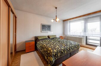 GYŇOV: Priestranný tehlový 6 izbový  rodinný dom, pozemkok 6 - 11