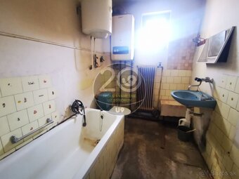 Priestranný rodinný dom Veľké Uherce s pozemkom 1 209 m2 - 11