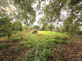 Na predaj priestranný pozemok s rodinným domom v Moste pri B - 11