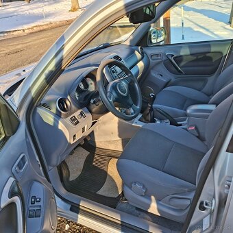 Toyota RAV4 1.8 VVTi 5D benzín - 11