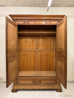 Starožitná šatní skříň - 11