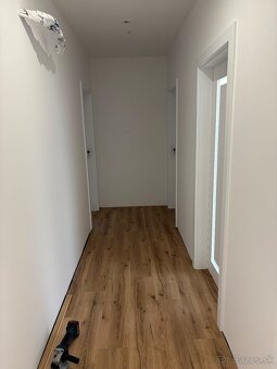 Pokládka plávajúcej podlahy + interiérové dvere - 11