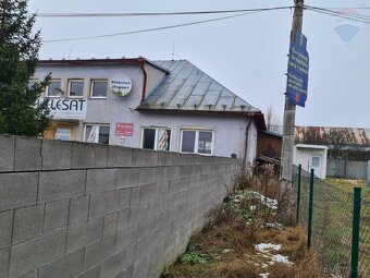 REZERVOVANÉ - Stavba s veľkým pozemkom vhodná na komerčné vy - 11