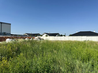 Krásny stavebný pozemok s platným stavebným povolením a proj - 11