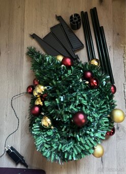 Vianočný stromček so svetelnou reťazou a guľami - 11