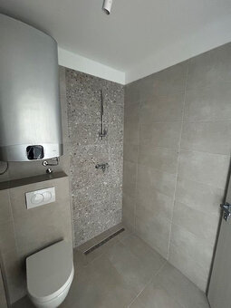 4 izb. Chorvátsko, Makarska, 122m2, terasa, p.2/3, 2x parkin - 11