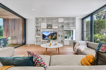 Moderný dom ukrytý za nenápadným vizuálom z ulice - 11