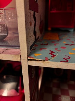 LOL Surprise drevený domček - 11