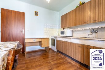 REZERVOVANÝ Rodinný dom v srdci obce Dvorníky - Včeláre - 11