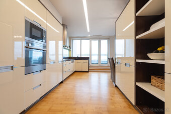 LUXUSNÝ 4 IZB BYT (Penthouse) s TERASOU s VÝHĽADOM na MESTO - 11