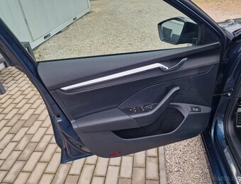 ŠKODA OCTAVIA COMBI 2.0 TDI STYLE DSG - 11