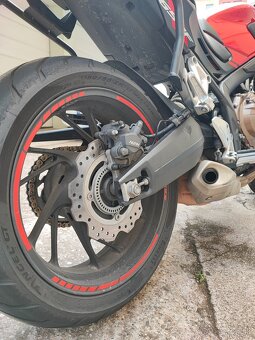Honda CB650f ročník 2017 - s výbavou a kuframi - 11