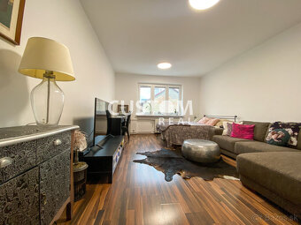 Veľký 2 izbový zrekonštruovaný byt s balkónom v centre - 11