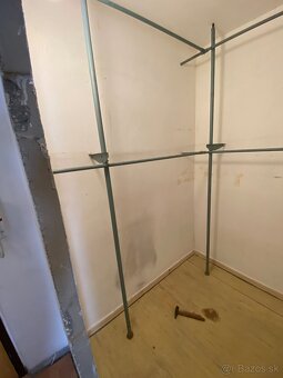 Tyčový trubkový systém na ramienka s policami - 11