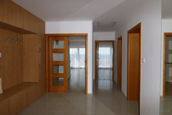 Prenajmeme 4 izb. byt v rodinnej vile na Kolibe. - 11