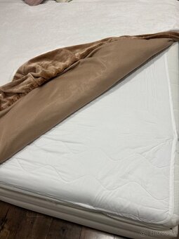 Čalúnená posteľ 180x200 s matracmi - 11