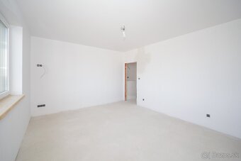 NADŠTANDARDNÝ 5-IZBOVÝ RODINNÝ DVOJDOM S VYSOKÝMI STROPMI - 11