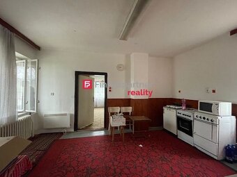 Zachovalý starší veľký rodinný dom a  22 ár. pozemok aj pre  - 11