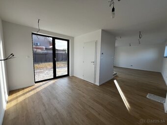 Novostavba rodinného domu pri jazere Nové Košariská - 11