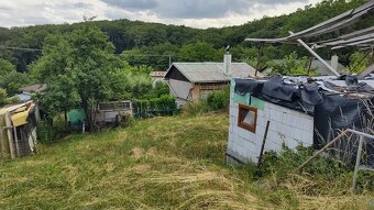 ZÁHRADA V KAVEČANOCH S ROZOSTAVANOU CHATOU - 11