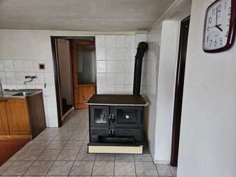 PREDAJ: Priestranný 2-generačný rodinný dom s potenciálom a  - 11