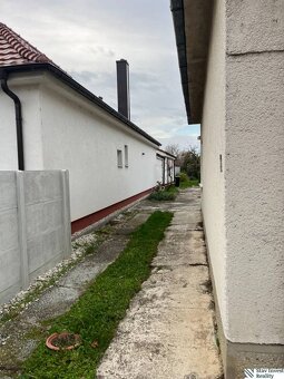 Starý rodinný dom s veľkým pozemkom Veľký Biel - 11