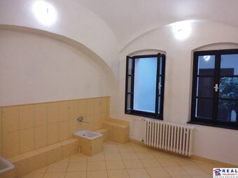 HLAVNÁ: 1.p.- 34,5 m2 - IDEÁLNE na KADERNÍCTVO - VOĽNÉ PRIES - 11