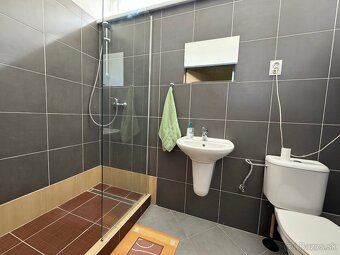 - predaj prízemného komerčného priestoru č. 4 a č. 5 o rozlo - 11