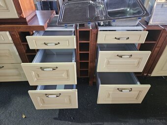 Moderná pekná kuchynská linka so spotrebičmi - 11