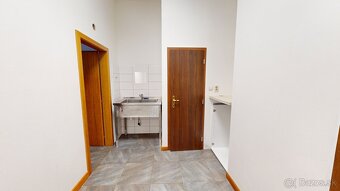 Na prenájom obchodný priestor s parkovaním v centre Trenčína - 11