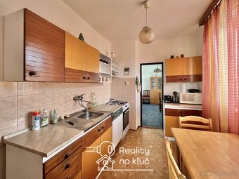 Na predaj zariadený 4-izbový byt s garážou v obci Dubník - 11