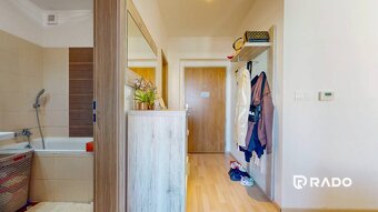 RADO | 4i byt s terasou a parkovaním v tichej časti Rovinky  - 11