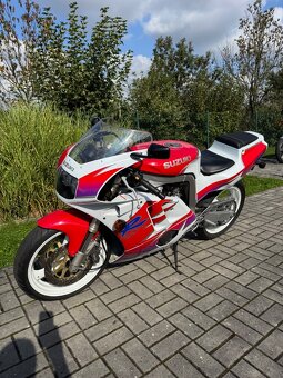 Suzuki GSX-R 400 - 11