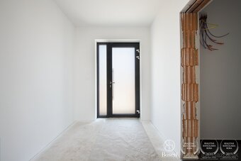 BOSEN | Na predaj priestranný 4izbový rodinný dom v obci Krá - 11
