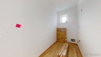 4 izbové rodinné domy, oplotenie, šatník, krb, Lehnice - 11