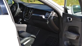 Volvo XC60 D4 R-Design AWD A/T - 11