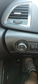 Opel Astra Sports Tourer (2011) - 11