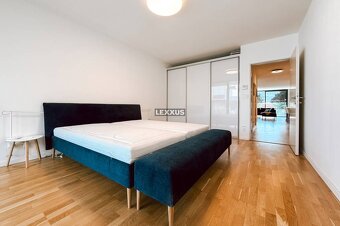 | Dizajnový 3 izbový byt s 2 terasami a garážou na Kolibe - 11